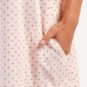 Camasă de Noapte Mărimi Mari din Bumbac 100% Vienetta Model 'Libre Baby Pink'. Prezentare detaliu buzunar.