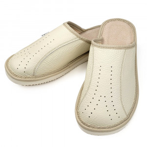 O pereche de papuci de casă din piele crem, model Luxury Woman Creamy, cu perforații delicate și talpă groasă.