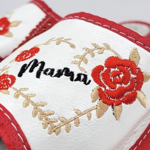 Papuci de Casă Eleganți cu Broderie Model "Te Iubesc Mamă". Prezentare detaliu broderie.