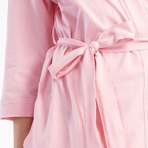 Halat Damă cu Buzunare și Cordon Vienetta Model 'Baby Pink' - Prezentare halat spate.Halat Damă cu Buzunare și Cordon Vienetta Model 'Baby Pink' - Prezentare detaliu cordon.Halat Damă cu Buzunare și Cordon Vienetta Model 'Baby Pink' - Prezentare halat spa