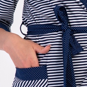 Detaliu cu buzunarul lateral practic și cordonul textil ajustabil în talie.