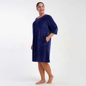 Halat Damă cu Fermoar Mărimi Mari Soft Velur Vienetta 'Sera Blue' - Prezentare halat vedere din lateral.