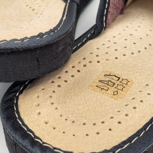 Papuci de Casa din Piele Model 'Steady Ground' Black - Prezentare detaliu interior talpă.