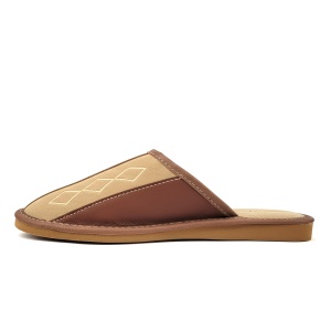 Papuci de Casă din Piele pentru Bărbați 'Geometric Aproch' Classic Brown - Prezentare din lateral.