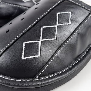 Papuci de Casă din Piele Îmblăniți cu Lână de Oaie pentru Bărbați 'Geometric Aproch' - Prezentare detaliu broderie.