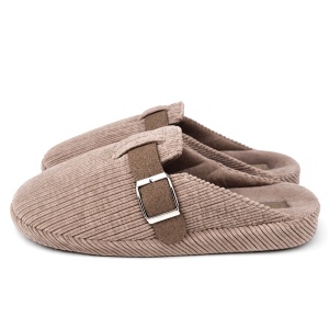 Profilul confortului masculin. Linia curată, talpa groasă și designul clasic văzute din lateral.