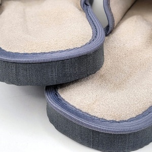 Secțiune detaliată a tălpii ergonomice de 1.5 cm, evidențiind zona inserțiilor de gel pentru confort anatomic.