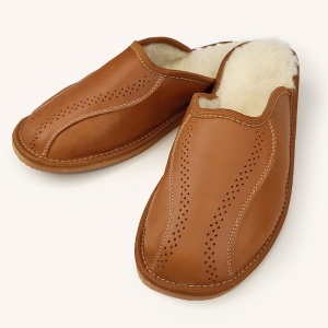 Vedere din semiprofil a papucilor eleganți pentru bărbați Leather Core Classic Brown.
