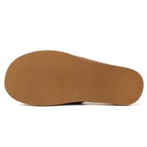 Talpă ultra-flexibilă și subțire, concepută pentru a urmări natural mișcarea piciorului în timpul mersului.