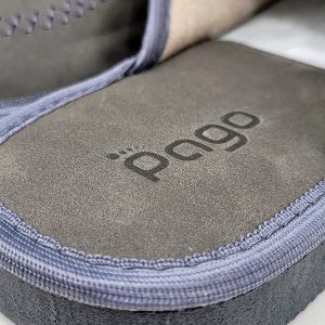 Detaliu premium pe interiorul tălpii din piele, evidențiind logo-ul Pago imprimat prin tehnica timbru sec pentru o notă de rafinament discret.
