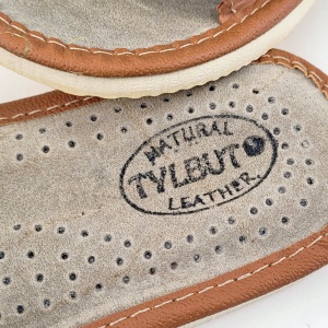 Detaliu de autenticitate pe interiorul tălpii, evidențiind ștampila oficială Tylbut - Natural Leather, garanția utilizării materialelor naturale premium.