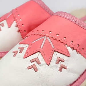 Papuci de Casă Damă Îmblăniți Model 'Harmony' Sweet Pinky - Prezentare papuci detalii broderie.