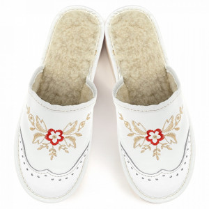 Papuci de Casa din Piele Intoarsa Imblaniti cu Lana Model 'London Brogue' White