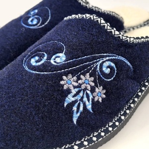 Papuci de Casa din Postav Imblaniti cu Lana de Oaie 'Royal Blue Ruby'. Prezentare papuci de casă detaliu broderie.