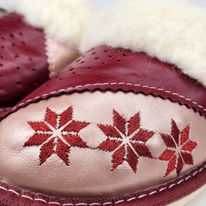 Papuci de Casă Îmblaniti cu Lână de Oaie Model 'Spirit of Winter' Dark Burgundy