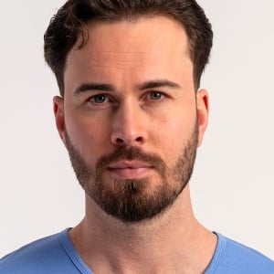 Un look fresh și relaxat, perfect pentru bărbatul modern care pune preț pe calitatea somnului.
