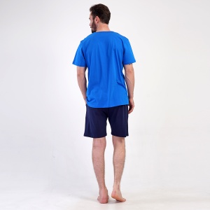 Vedere din spate: croiala lejeră, special adaptată pentru siluete plus-size, oferă libertate deplină de mișcare pe parcursul nopții.