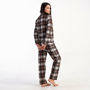 Pijama cu Nasturi Damă din Bumbac 100% Vienetta Model 'Winter Cozy' - Prezentare pijama din semiprofil.