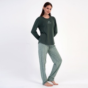 Profil lateral al pijamalei pentru femei Vienetta 'Adventure' Dark Green, arătând potrivirea comodă pe siluetă.