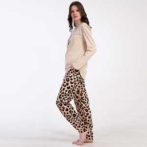 Profilul setului: pantaloni lungi cu o linie anatomică relaxată și o lungime optimă, excelenți pentru relaxare zilnică (loungewear).