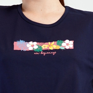 Detaliu bluză: imprimeu floral delicat și mesajul inspirațional „New beginnings”, integrat direct în firele moi de bumbac.
