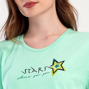 Detaliu imprimeu stelar 'Stars Shine for You': bumbac natural moale și plăcut pe piele.