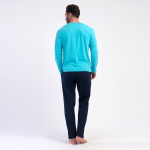 Vedere din spate a pijamalei bărbătești plus-size din bumbac, evidențiind croiala lejeră a bluzei și a pantalonilor.