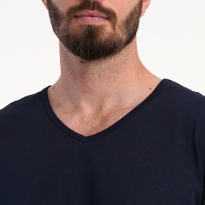 Pijamale Bărbați Mărimi Mari Vienetta | MAN Model 'Privilege' Dark Blue - Prezentare pijama detaliu decolteu.