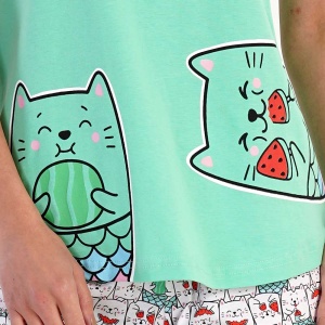 Pijamale damă din bumbac 100% Vienetta model 'MeowMaid', bluză verde deschis cu pisicuțe cu coadă de sirenă și pantaloni scurți multicolori cu pisicuțe.