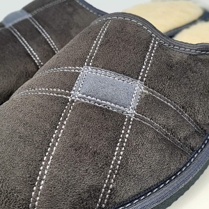 Papuci de Casă Plușați Îmblăniți cu Lână, Model 'Soft & Strong' Classic Gray - Prezentare papuci detaliu.
