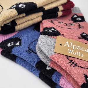 Finețe Naturală: Detaliu al fibrelor de alpaca ce oferă o izolare termică de 7 ori mai mare decât lâna obișnuită.