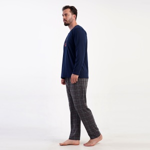 Pijamale Bărbați Confortabile Vienetta | MAN Model 'Future | World Wide' Blue-Prezentare pijama din lateral.