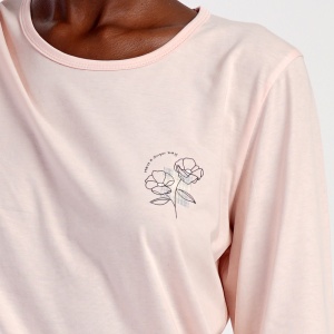 Pijamale Dama din Bumbac Vienetta Model 'Have a Super Day' Baby Pink | Confort si Eleganță Prezentare dietaliu imprimeu piept.