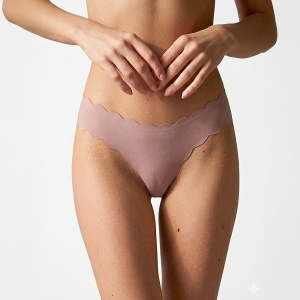 A Doua Piele: Tanga Nude Scalloped pe model, mulându-se perfect și oferind confort maxim pe tot parcursul zilei.