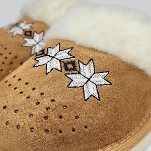 Papuci de Casă Damă Plușați Îmblăniți cu Lână Model 'Florence' Brown - Prezentare papuci detaliu broderie.