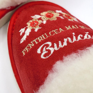 Papuci de Casa Dama Imblaniti cu Lana de Oaie Model 'Pentru Cea Mai Bună Bunică'
