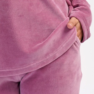 Pijama Dama din Soft Velur Mărimi Mari, Vienetta Model 'Shine' - Prezentare pijama detaliu buzunar.