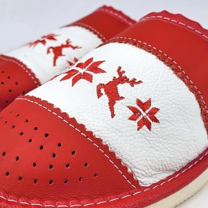 Papuci de Casă Îmblaniti cu Lână Model 'Nordic Tradition' Red - Prezentare papuci detaliu broderie.
