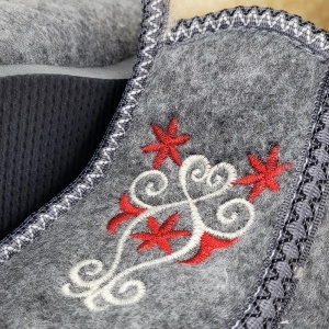 Botoșei Îmblăniți cu Lână de Oaie pentru Interior și Exterior, 'Bucov Land' Gri Deschis-Prezentare detaliu broderie.