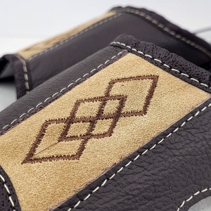 Papuci de Casa din Piele Culoare Maro 'Geometric Aproch' Summer Brown - Prezentare detaliu broderie.