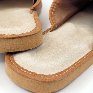 Papuci de Casa din Piele Maro Model 'Manhood Cozy' Classic - Prezentare papuci detalii talpă