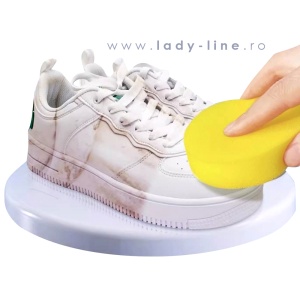 Formula activă pătrunde eficient în fibrele adidașilor din pânză și plasă (mesh), eliminând murdăria din profunzime.