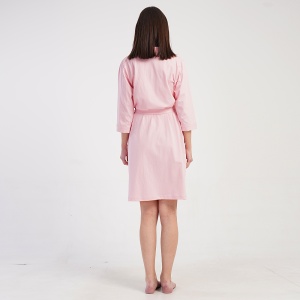 Halat Damă cu Buzunare și Cordon Vienetta Model 'Baby Pink' - Prezentare halat spate.Halat Damă cu Buzunare și Cordon Vienetta Model 'Baby Pink' - Prezentare halat din spate.