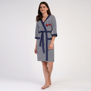 Halat de damă din bumbac 100% Vienetta Model 'Navy Style' cu cordon și buzunare, vedere frontală pe model.