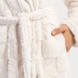 Halat Damă cu Glugă Welsoft Vienetta Soft & Pure, Model 'Snowy' - Prezentare halat detaliu buzunar.