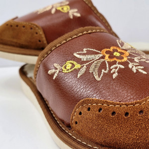 Papuci de Casa din Piele Intoarsa Imblaniti cu Lana Model 'London Brogue Inspire' Brown