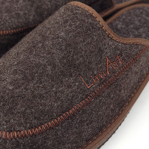 Papuci de casă din postav Lim Art Model Lounge Brown, culoare crem natur, model minimalist UNI, broderie discretă "Lim Art", talpă antiderapantă.