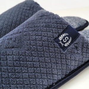 Patch decorativ cu „S” și lauri + textură plușată rafinată pentru un look elegant.