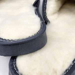 Papuci de Casă din Piele Îmblăniți cu Lână de Oaie pentru Bărbați 'Tennessee Winter' - Prezentare detaliu lână.