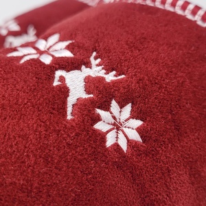 Papuci de Casa Tip Botoși Îmblăniți cu Lână Naturală, 'Royal Velvet' - Prezentare detaliu broderie.